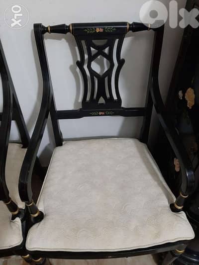 كرسي fauteille فوتاي عدد (2) عليها رسومات سعر الكرسي الواحدة