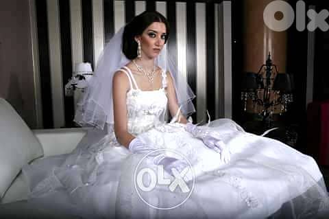 فستان عرس تطريز يدوي راقي مع ريش 1
