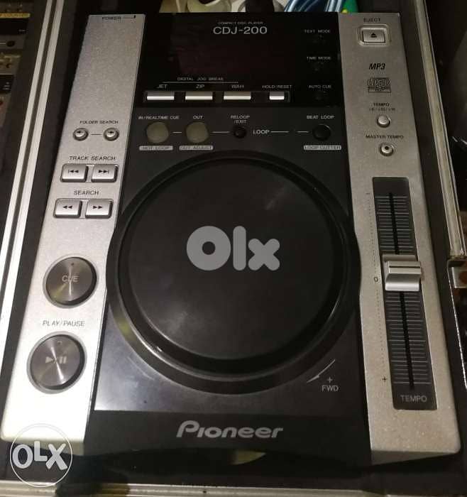 2 cdj 200 with bag. 0
