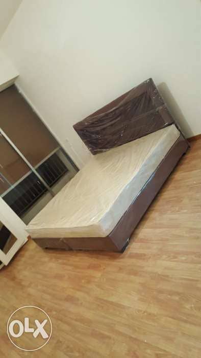 تخت مجوز منجد مع الفرشة 0