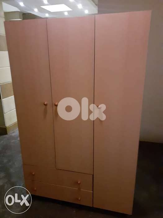 خزانة ثلاث درف حجم صغير 0