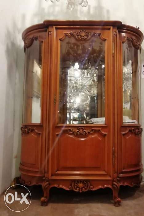 بوفيه فيترين في غاية الروعة خشب جوز لويس الخامس عشر فرنسي اصلي مستوردة 0