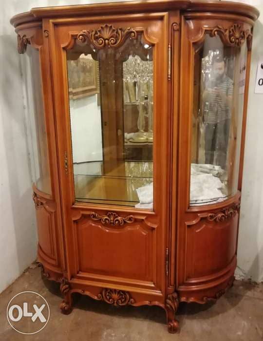 بوفيه فيترين في غاية الروعة خشب جوز لويس الخامس عشر فرنسي اصلي مستوردة 1