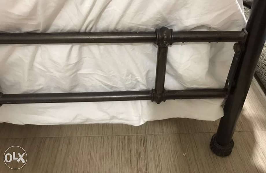 bed double iron Stella modern تخت مجوز حديد 3
