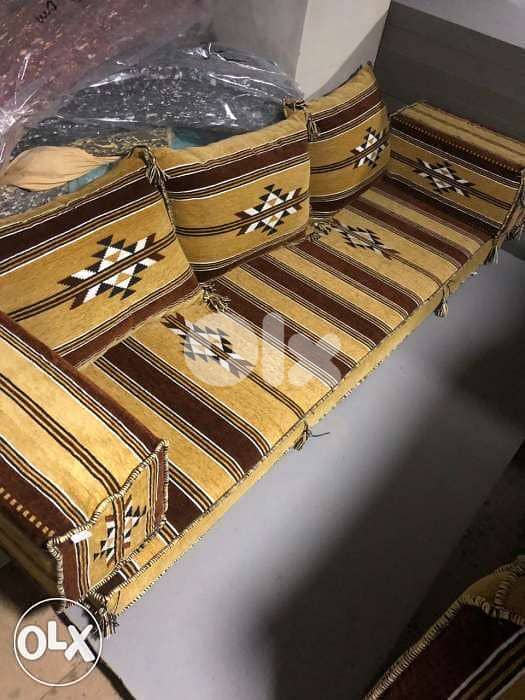 قعدات عربيه على الارض 1