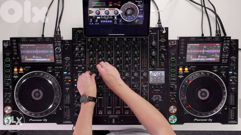 Pioneer DJ DJM-V10 Mixer & (2 ) Pioneer DJ CDJ-3000 Media Player 2