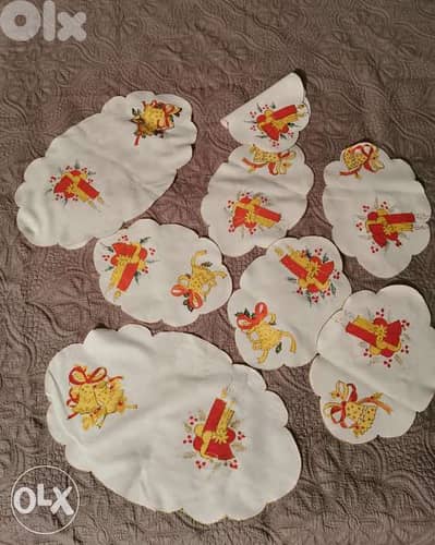 8 table covers painted Christmas theme