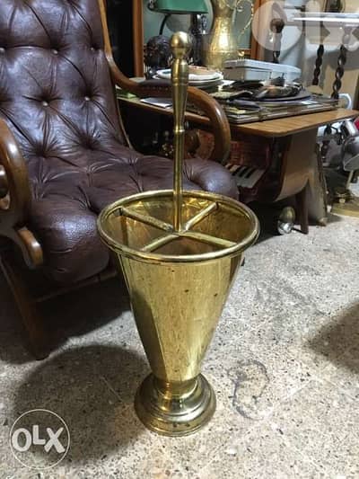 قاعدة نحاس على شكل شمسيَّة يوضع بها الشماسي،من الموديلات النادرة