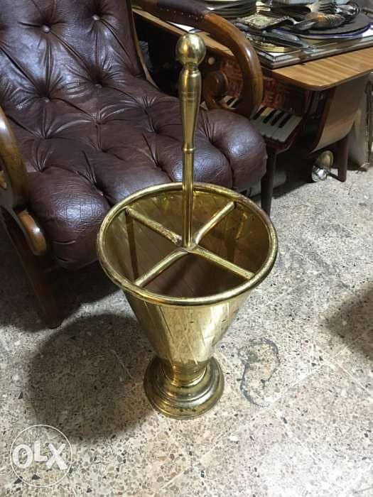 قاعدة نحاس على شكل شمسيَّة يوضع بها الشماسي،من الموديلات النادرة 1