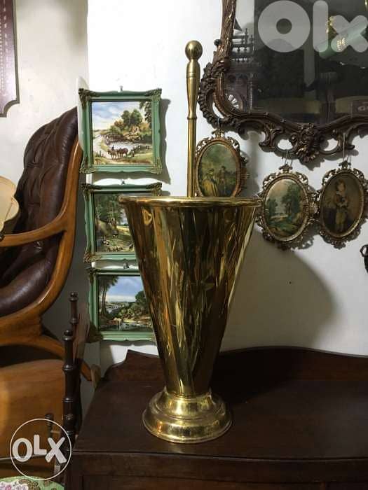 قاعدة نحاس على شكل شمسيَّة يوضع بها الشماسي،من الموديلات النادرة 2