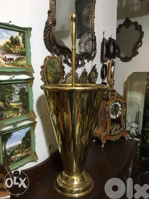 قاعدة نحاس على شكل شمسيَّة يوضع بها الشماسي،من الموديلات النادرة 4