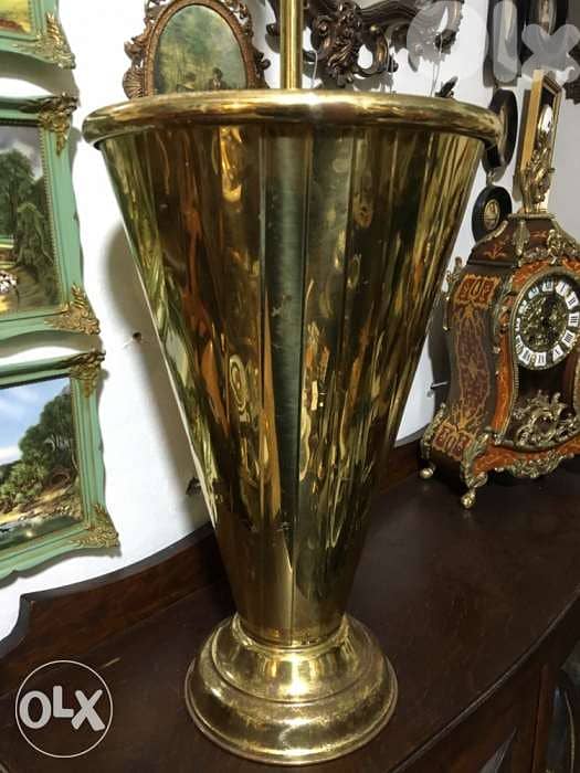 قاعدة نحاس على شكل شمسيَّة يوضع بها الشماسي،من الموديلات النادرة 5