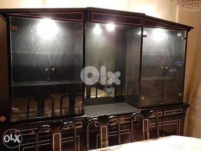 للبيع غرفة سفرة مع طاولة 8 كراسي خشب غالي. . . . . . .