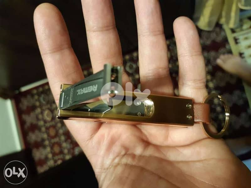 قداحة مع مقص للاضافر جديدة 2