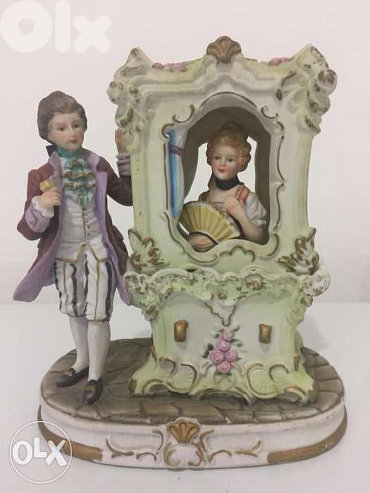 beautiful porcelaine statue depicting nobles 0