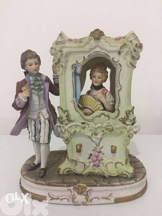 beautiful porcelaine statue depicting nobles 1