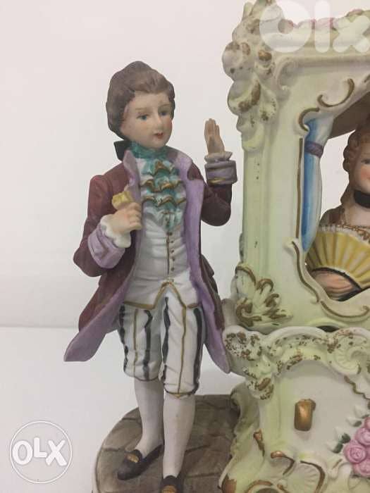 beautiful porcelaine statue depicting nobles 2