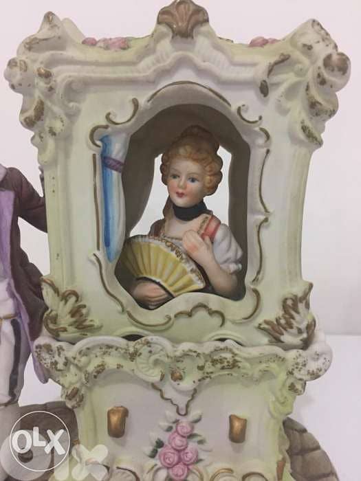 beautiful porcelaine statue depicting nobles 3