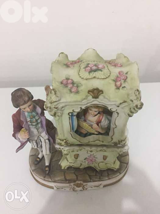 beautiful porcelaine statue depicting nobles 4