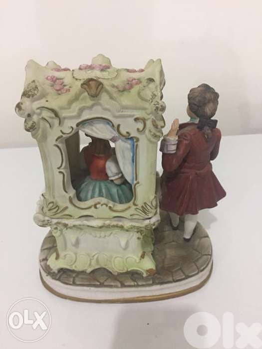 beautiful porcelaine statue depicting nobles 5