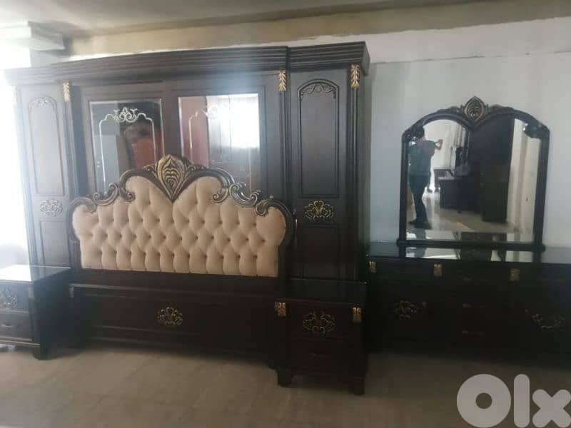 غرفة نوم خشب ملكية مستعملة بحالة جديدة 0
