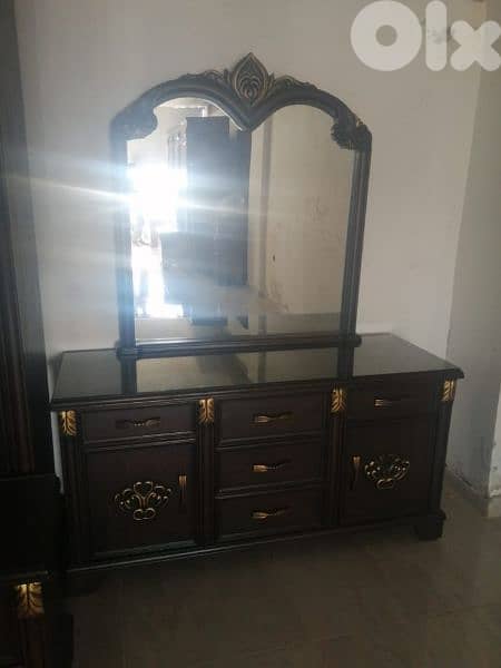 غرفة نوم خشب ملكية مستعملة بحالة جديدة 1