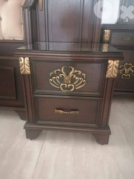 غرفة نوم خشب ملكية مستعملة بحالة جديدة 3