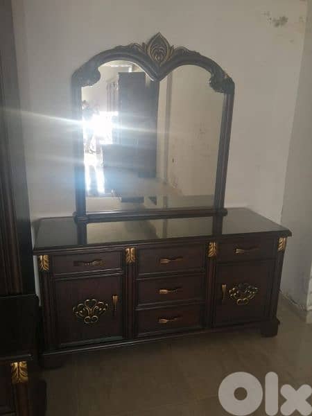 غرفة نوم خشب ملكية مستعملة بحالة جديدة 4