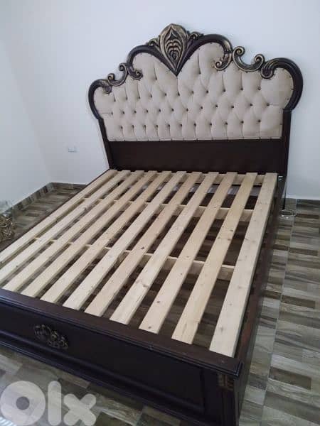 غرفة نوم خشب ملكية مستعملة بحالة جديدة 11