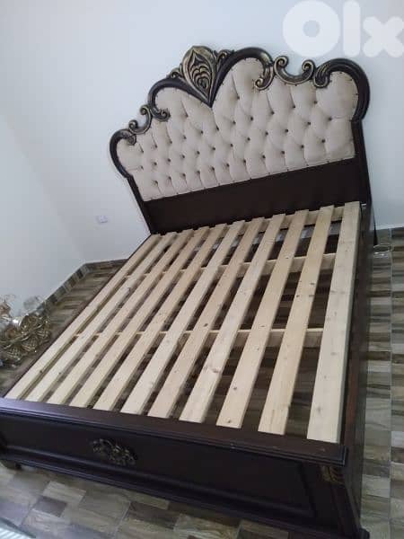 غرفة نوم خشب ملكية مستعملة بحالة جديدة 12