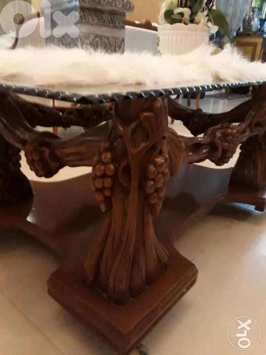 طاولة صالون خشب وسطية حفر يد على اشكال عناقيد عنب. 1