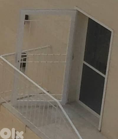 ابواب حديدية نظيفة مأسسة ومدهونة للبيع