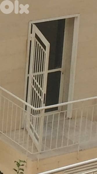 ابواب حديدية نظيفة مأسسة ومدهونة للبيع 1