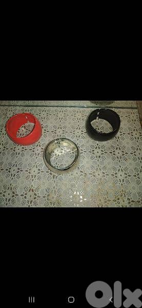 bracelets  plastique or 3 = 15$ 4
