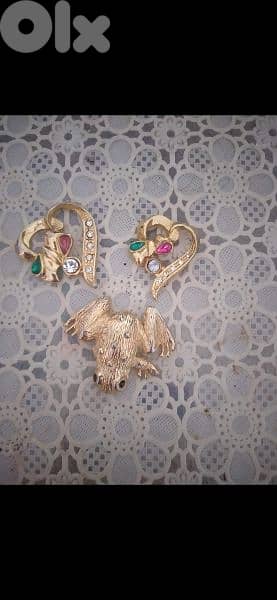 brooch 2 models gold colour 1=7$ or 3= 15$ 3