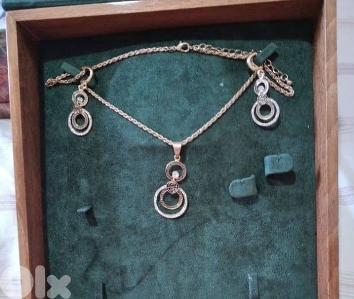 set necklace and earrings gold toned 1