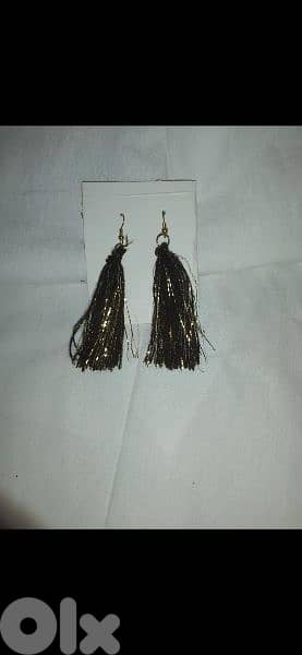 pick 3 earrings for 3= 10$ 7