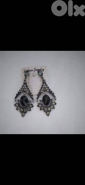 pick 3 earrings for 3= 10$ 13