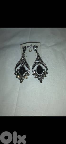 pick 3 earrings for 3= 10$ 17