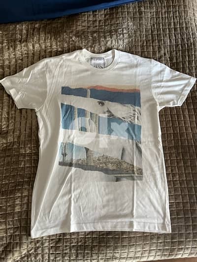 White t-shirt with design