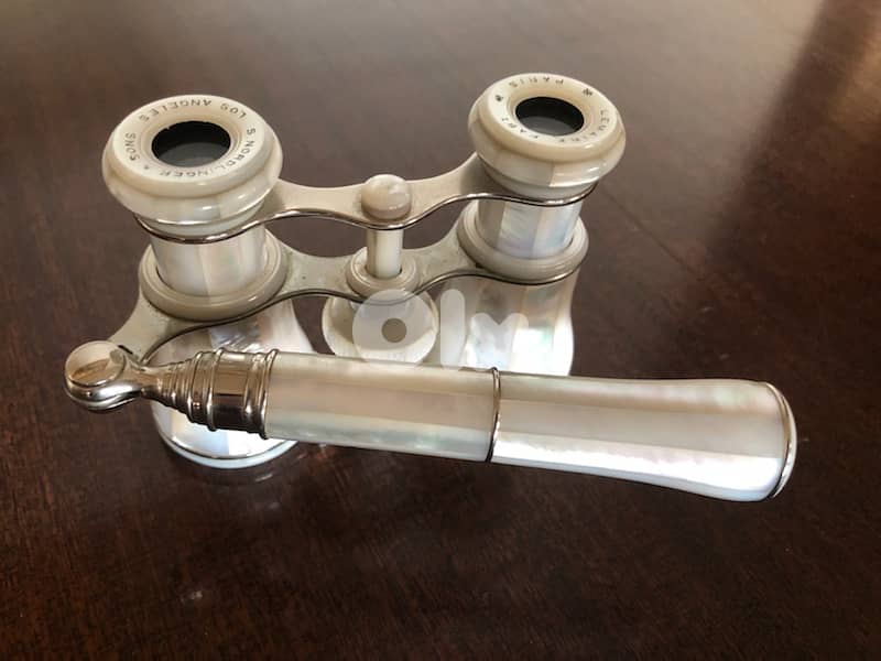 Mother of pearl opera glasses . 0