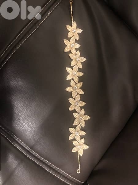 hair accesories; gold flowers, used once 0