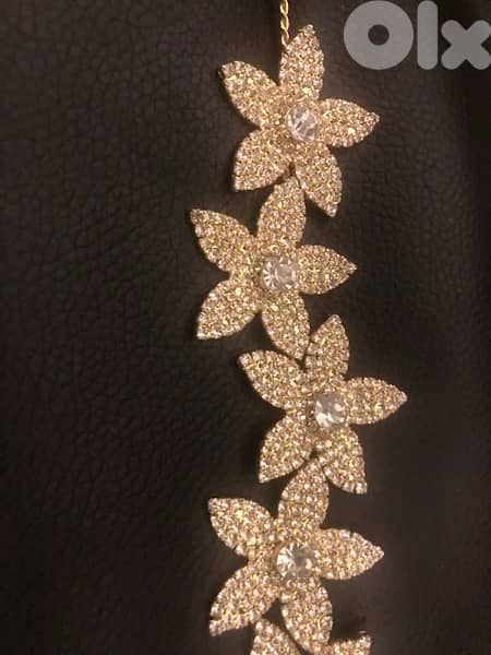 hair accesories; gold flowers, used once 1