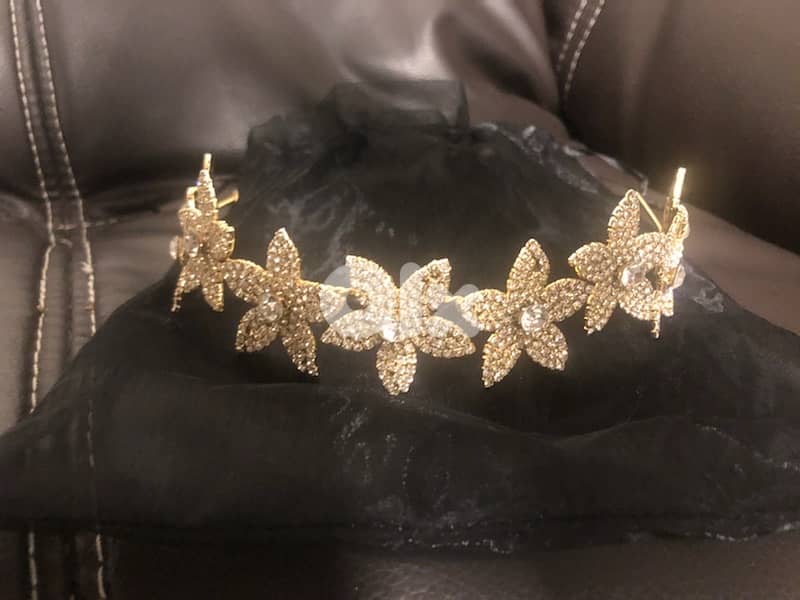 hair accesories; gold flowers, used once 2