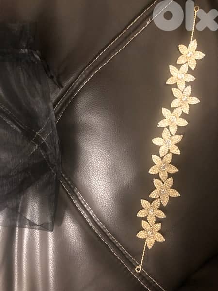 hair accesories; gold flowers, used once 3