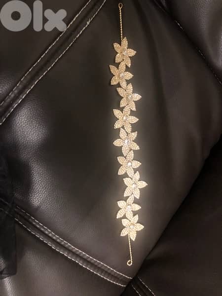 hair accesories; gold flowers, used once 4