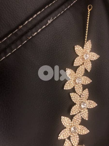 hair accesories; gold flowers, used once 6