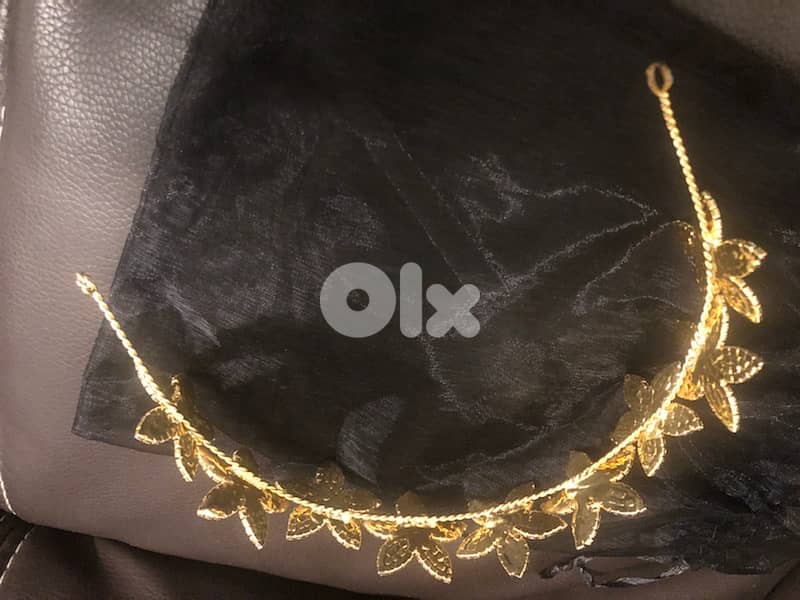 hair accesories; gold flowers, used once 8