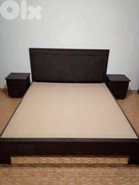 تخت مجوز مع كمدينات صغار 0