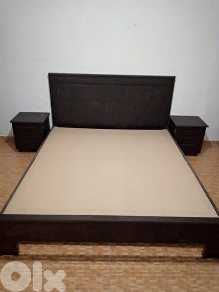 تخت مجوز مع كمدينات صغار 1